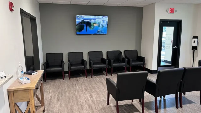 Bir sağlık kuruluşunun bekleme salonu; işten ayrıldıktan sonra SGK sağlık hakkı konulu rehberin temsili görseli