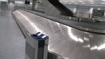 Toronto Pearson Havalimanı'ndaki boş bagaj teslim bandı; kayıp ve geciken bagaj için havayolu ile seyahat sigortası başvuru rehberi