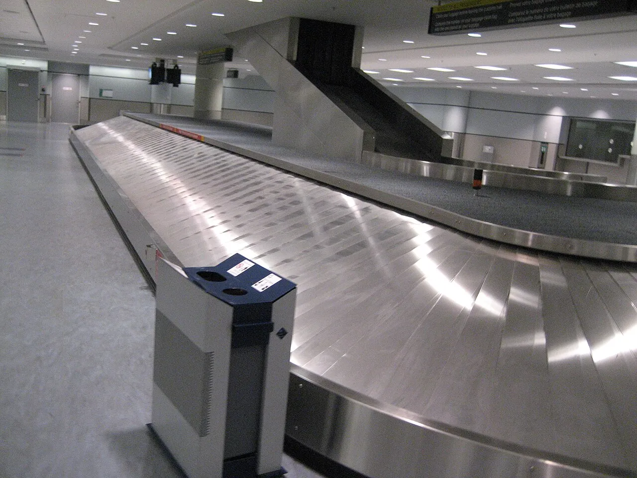 Toronto Pearson Havalimanı'ndaki boş bagaj teslim bandı; kayıp ve geciken bagaj için havayolu ile seyahat sigortası başvuru rehberi