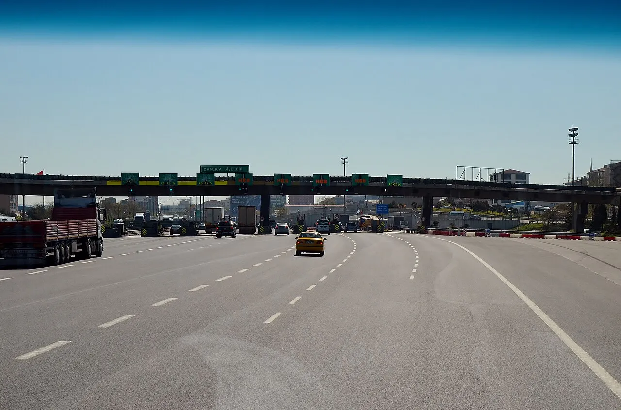 İstanbul Çamlıca otoyol gişeleri; HGS ihlalli geçiş borcu sorgulama için arşiv fotoğrafı