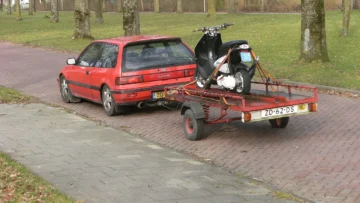 Otomobilin arkasına bağlanmış motosiklet taşıma römorku