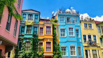 İstanbul Fatih Balat semtindeki çok katlı konut binaları, DASK kapsamı ve deprem sonrası kira kaybı rehberi için örnek konut görseli