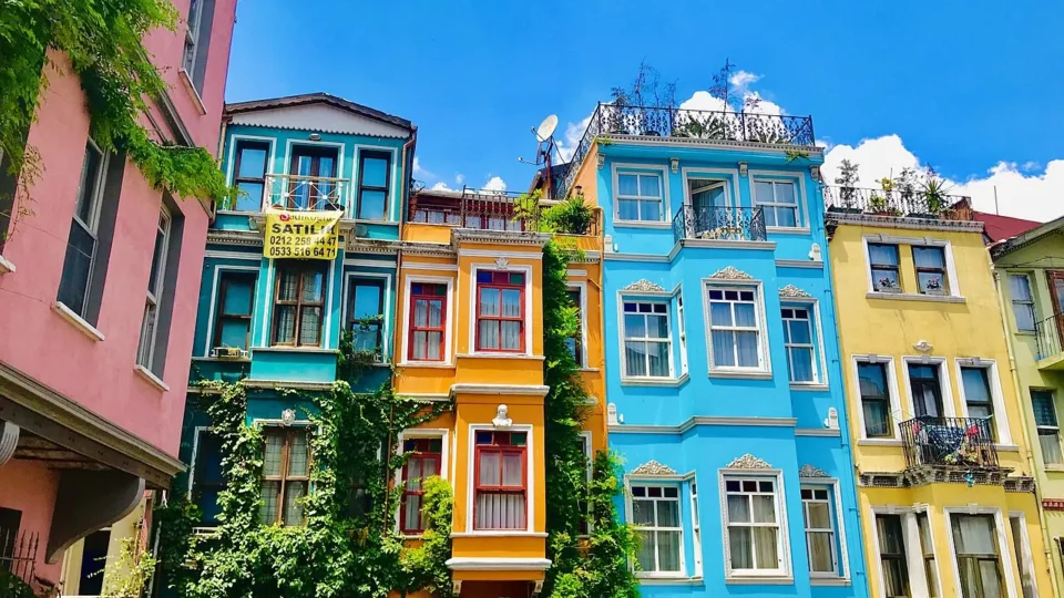 İstanbul Fatih Balat semtindeki çok katlı konut binaları, DASK kapsamı ve deprem sonrası kira kaybı rehberi için örnek konut görseli