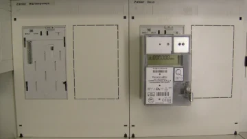 Elektrik panosunda yer alan dijital tüketim sayacı; faturadaki endeks değerlerini kontrol etme ve itiraz rehberi için temsili fotoğraf