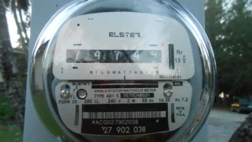 Tüketimi kilovatsaat cinsinden gösteren elektrik sayacı; elektrik aboneliği güvence bedeli ve iade işlemleri temsili fotoğrafı