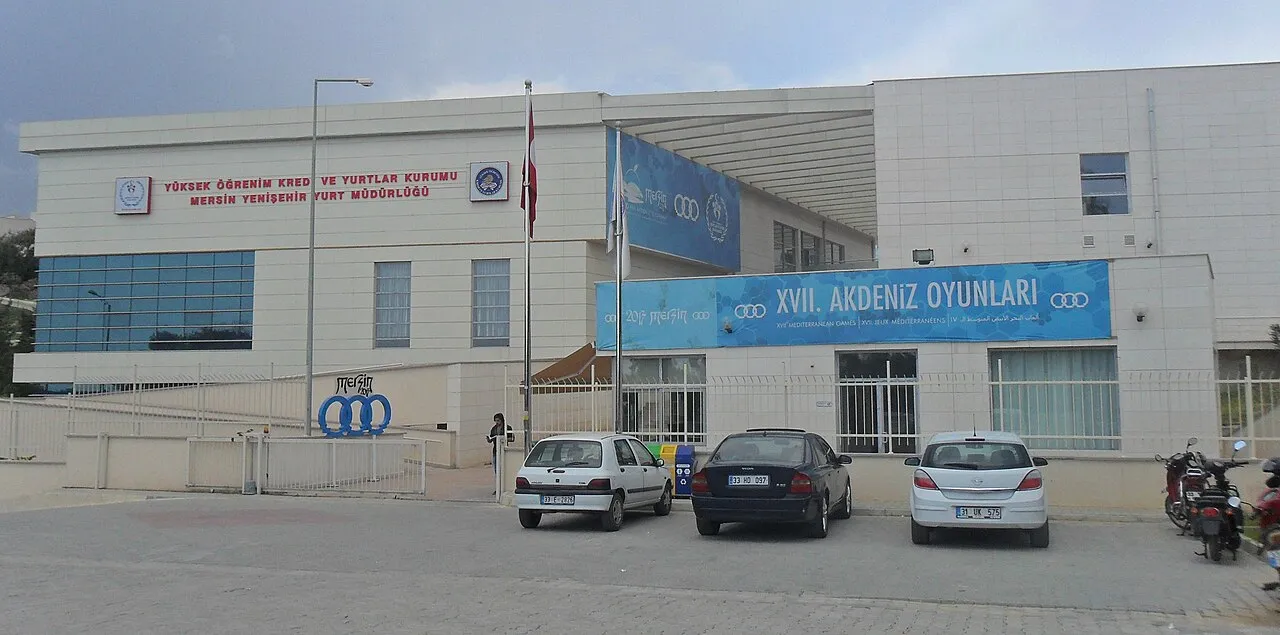 Mersin'de KYK Yenişehir Erkek Öğrenci Yurdu binasının dış görünümü; 2026-2027 GSB yurt izin rehberi