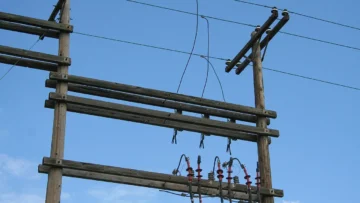 Elektrik direği ve havai elektrik hatları; uzun süreli elektrik kesintisi tazminatı rehberine ilişkin temsili görsel