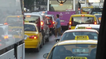 İstanbul'da seyreden otomobiller, taksiler ve otobüsler; zorunlu trafik sigortası basamak sorgulama rehberi temsili görseli