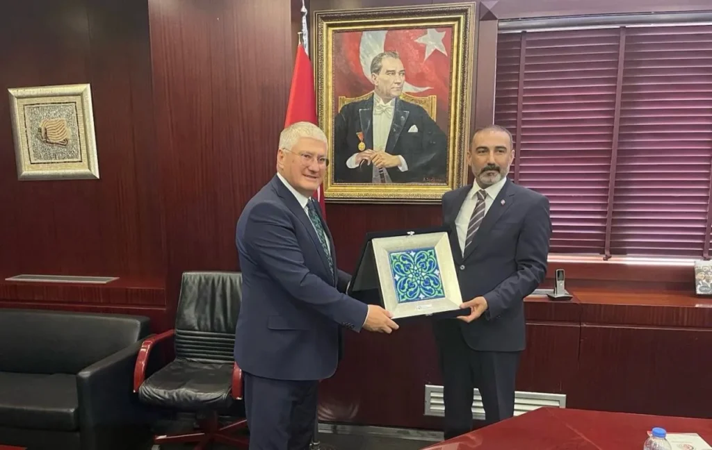 Türkiye Sigorta Birliği heyetinin Gaziantep Ticaret Odası ziyaretinde gerçekleştirilen hediye takdimi