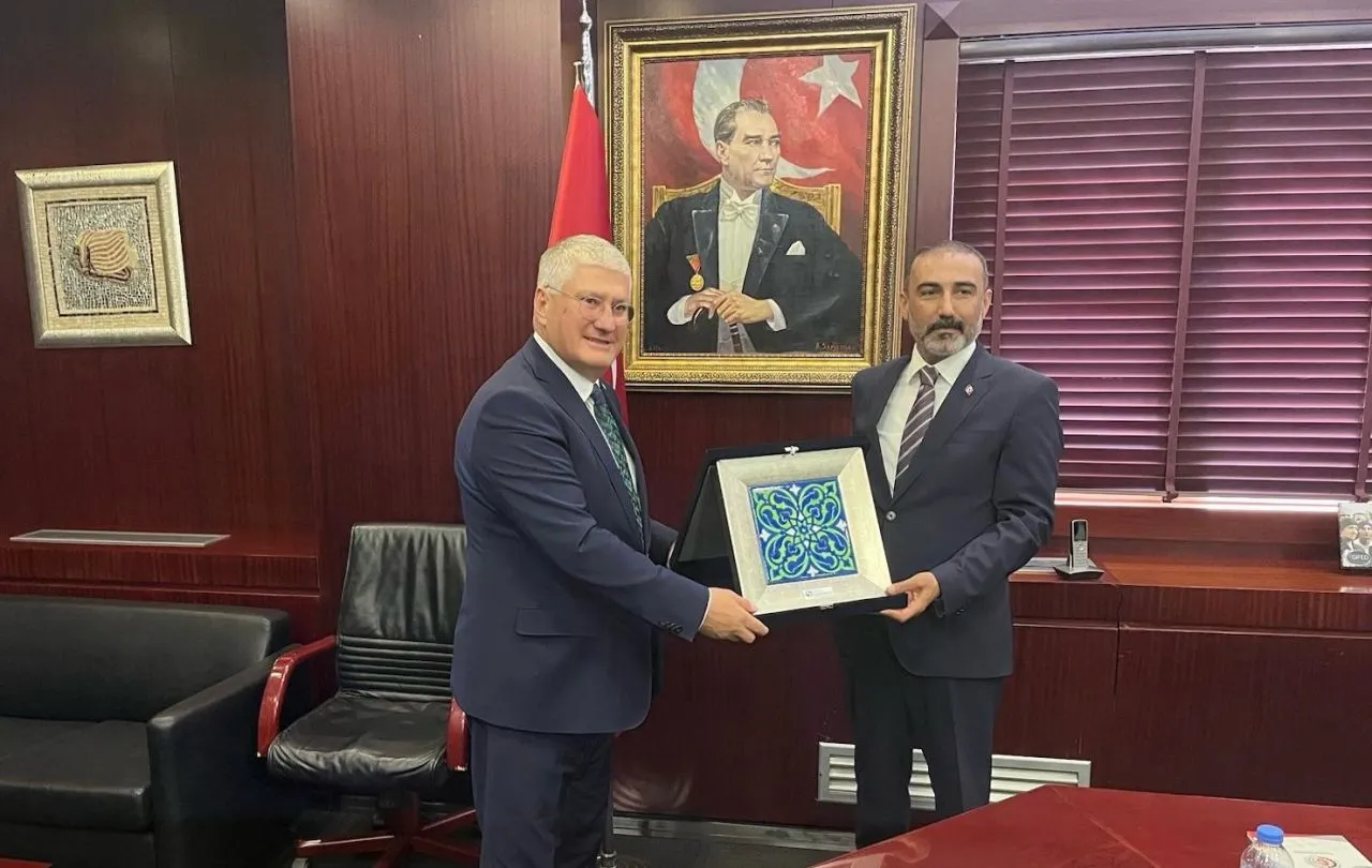 Türkiye Sigorta Birliği heyetinin Gaziantep Ticaret Odası ziyaretinde gerçekleştirilen hediye takdimi