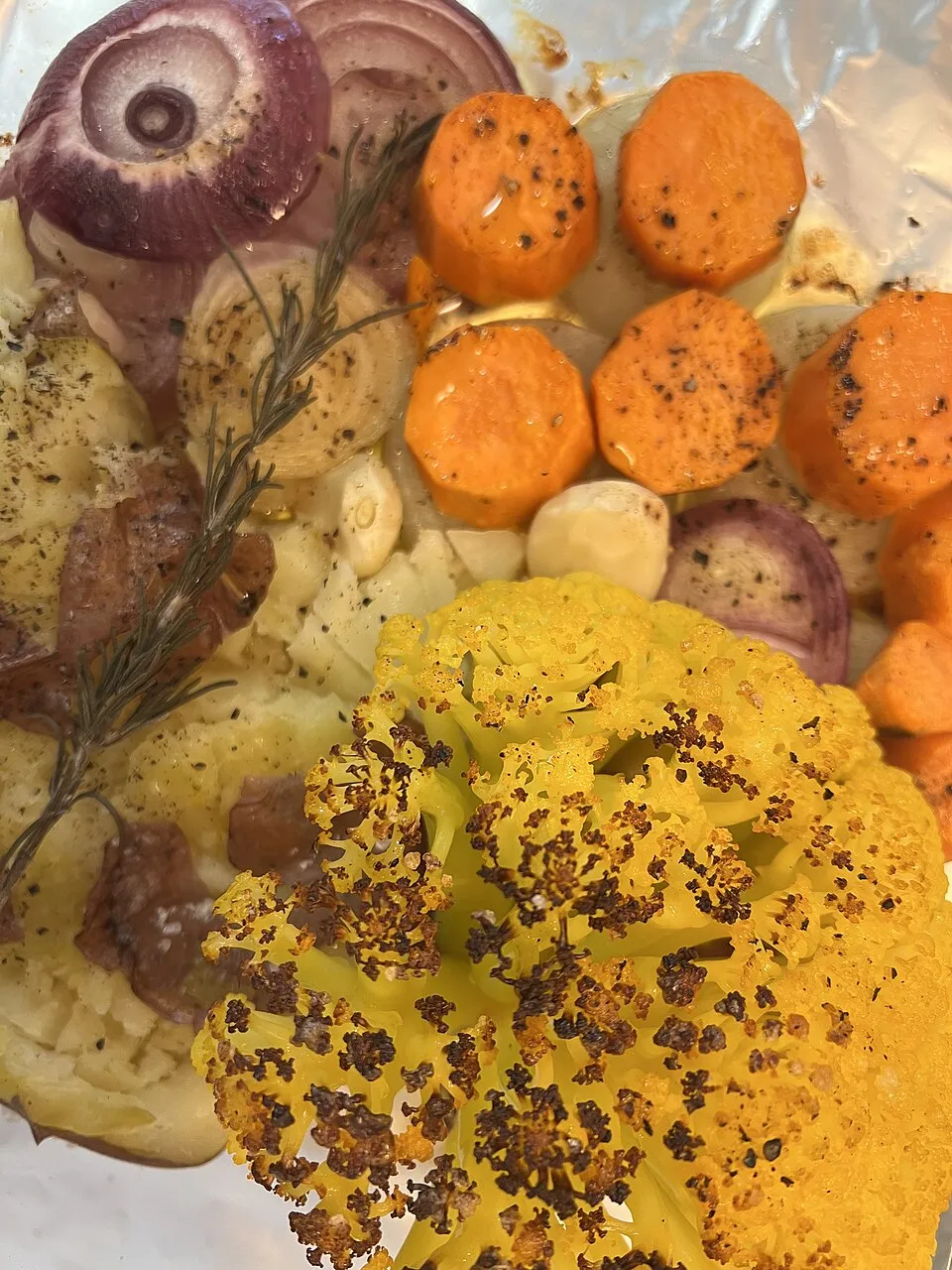 Karnabahar, patates, kırmızı soğan ve sarımsakla hazırlanmış fırın sebzeleri