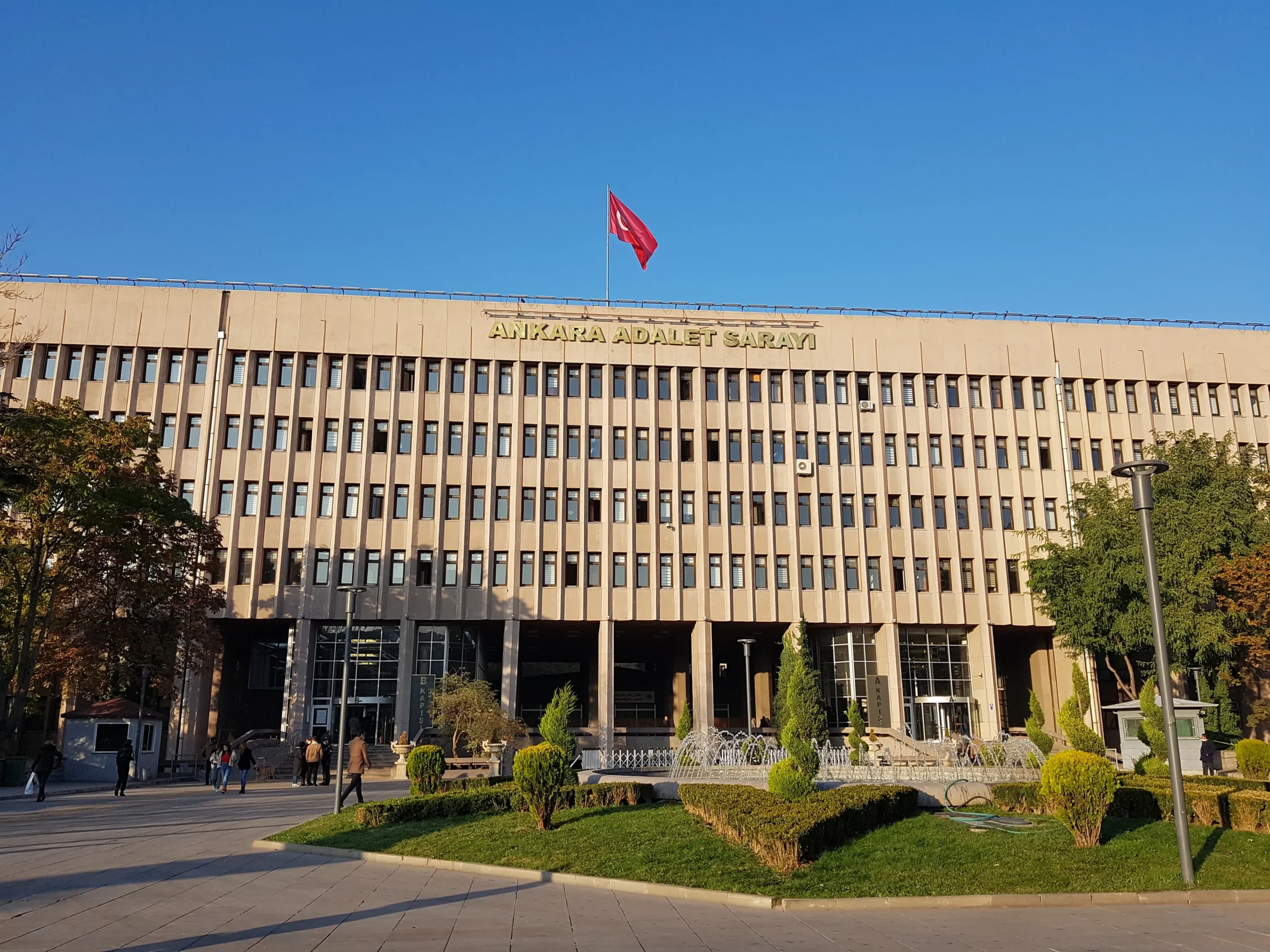 Ankara Adalet Sarayı ana binası; UYAP ve e-Devlet icra dosyası sorgulama konulu rehberin kurumla ilgili fotoğrafı
