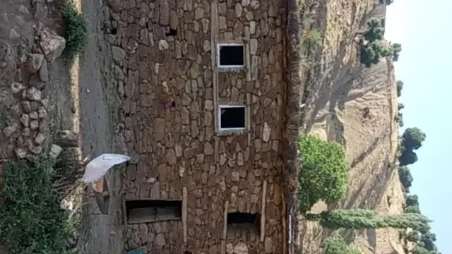 Batman'da kırsal alandaki bir konutun dış görünümü; arsa tapulu meskenler ve DASK hakkında temsili görsel