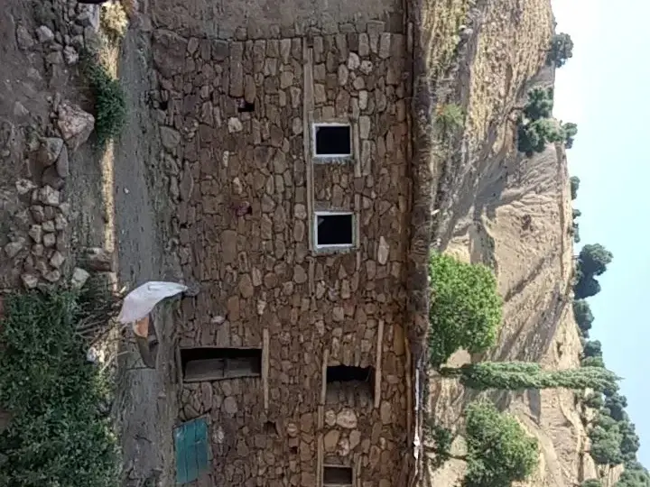 Batman'da kırsal alandaki bir konutun dış görünümü; arsa tapulu meskenler ve DASK hakkında temsili görsel