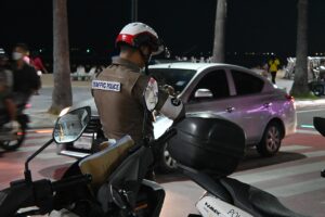 Trafik polisi araç evraklarını kontrol ediyor - trafik sigortası 2026