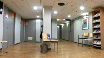 Yurt dışında seyahat sağlık sigortası kullanımı ve hastane başvurusu rehberi için Finlandiya'da bir sağlık merkezi bekleme alanı