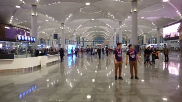 İstanbul Havalimanında yurt dışı yolculuklar için kullanılan gidiş salonu; 2026 yurt dışına çıkış harcı rehberi görseli