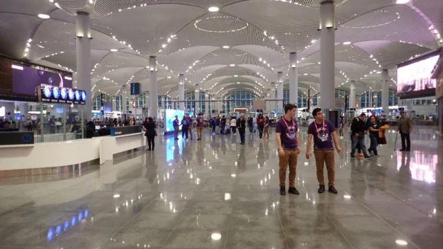 İstanbul Havalimanında yurt dışı yolculuklar için kullanılan gidiş salonu; 2026 yurt dışına çıkış harcı rehberi görseli