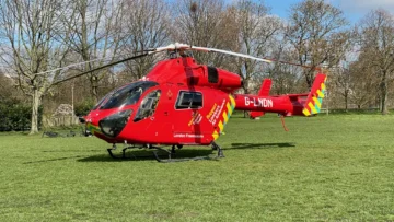 Açık alanda bekleyen hava ambulansı helikopteri