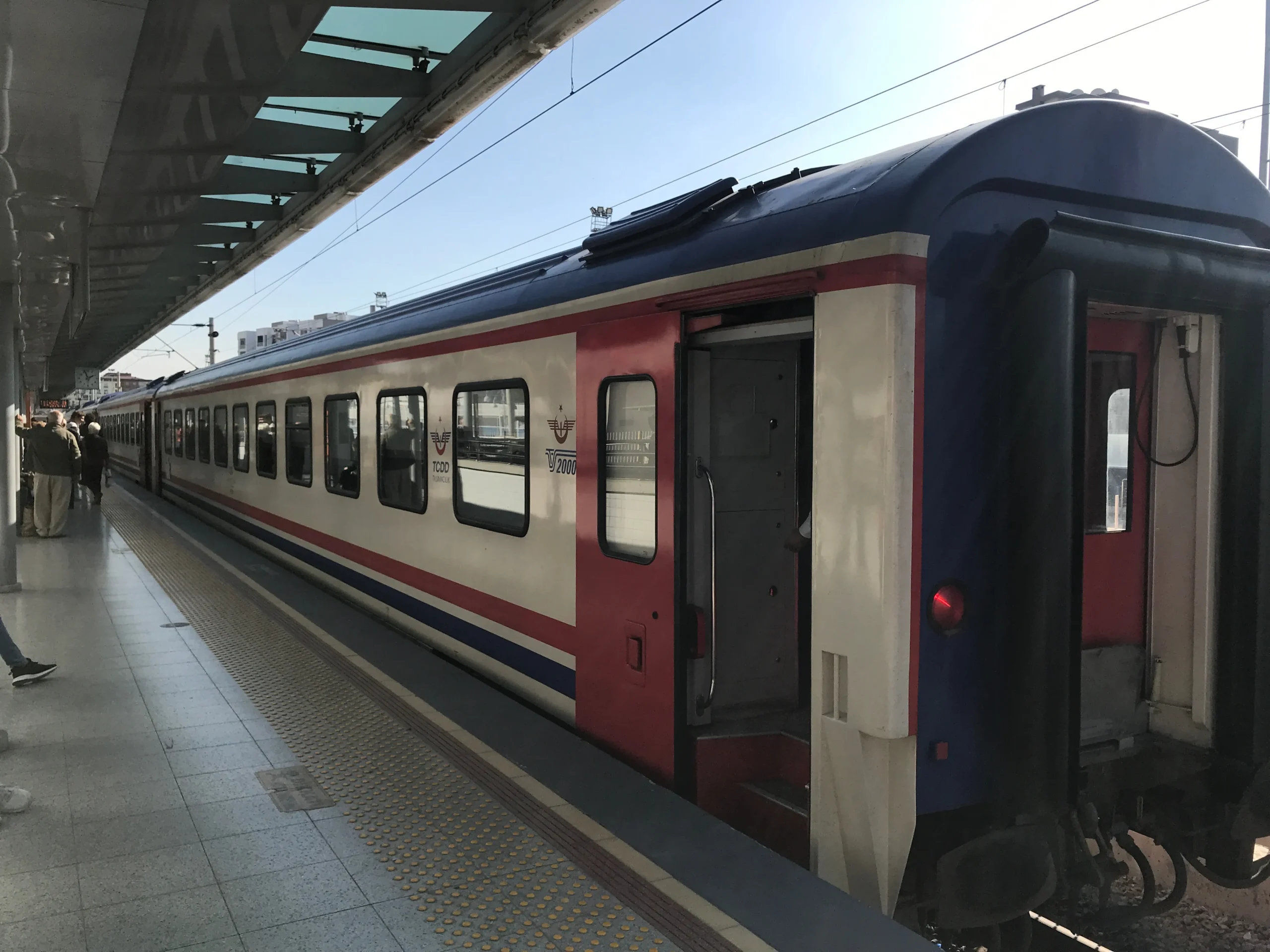 İzmir Çiğli istasyonunda TCDD Taşımacılık yolcu treni, 2026 işçi alımı rehberi için temsili arşiv fotoğrafı