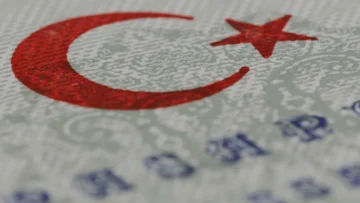 Türk pasaportunun kapağına ait detay görüntüsü; kayıp pasaport başvurusu rehberi