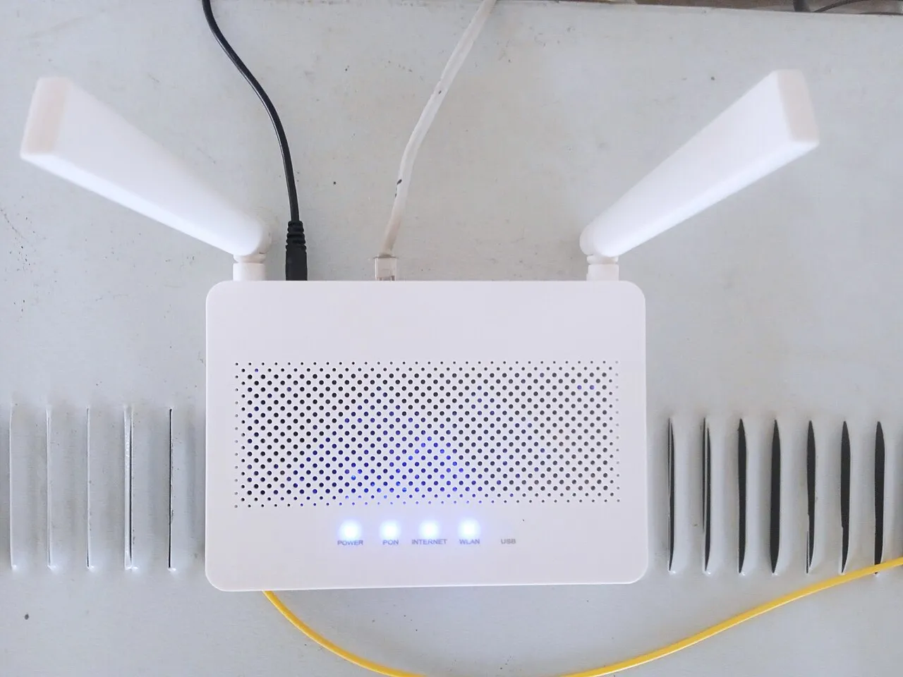 Evde kullanılan kablosuz Wi-Fi yönlendiricisi; internet aboneliği ve modem iadesi