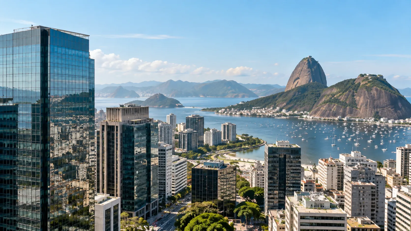Brezilya Rio de Janeiro iş merkezinin ve kıyısının gündüz panoraması