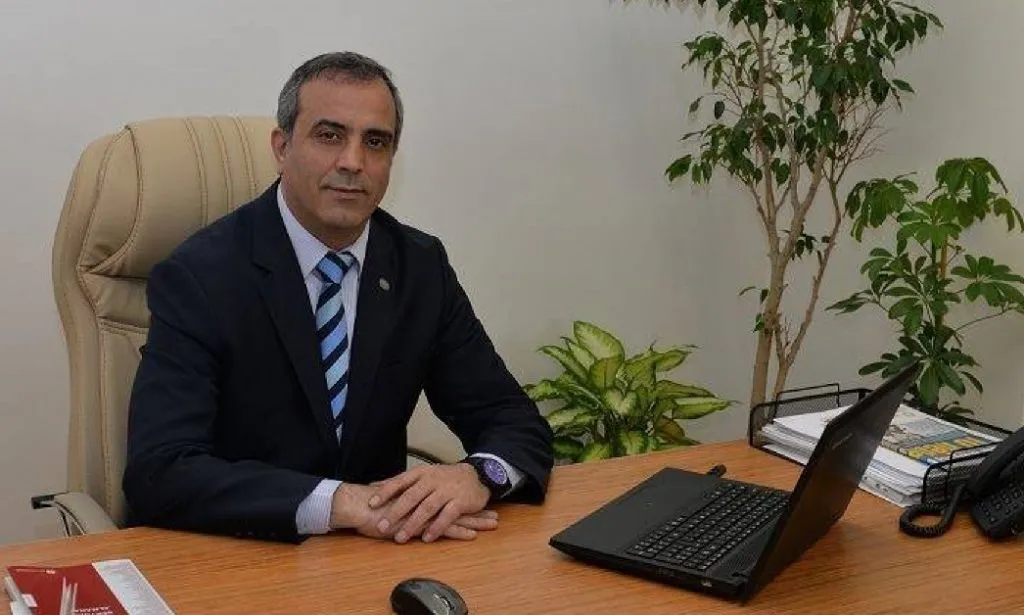 Ofiste çalışma masasında oturan bir yönetici, SAB'ın acentelik fesihlerine ilişkin haberi