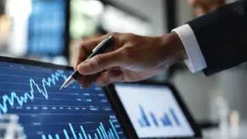 Sigorta şirketinin finansal performansını ve güç göstergelerini inceleyen analistin ekranı