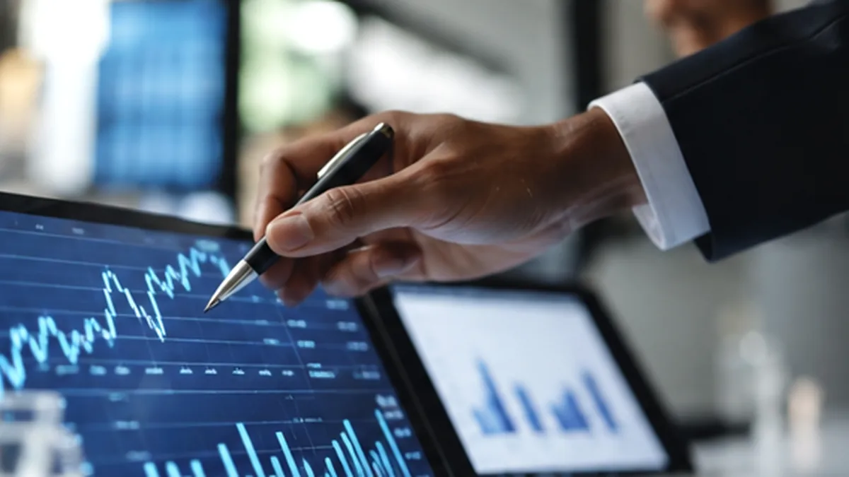 Sigorta şirketinin finansal performansını ve güç göstergelerini inceleyen analistin ekranı