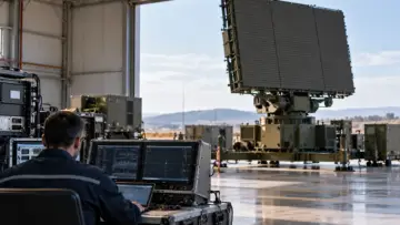 Modern radar sistemi ve kontrol konsolu, ASELSAN yeni nesil hava ve füze savunma sistemi sözleşmesi için temsili görsel