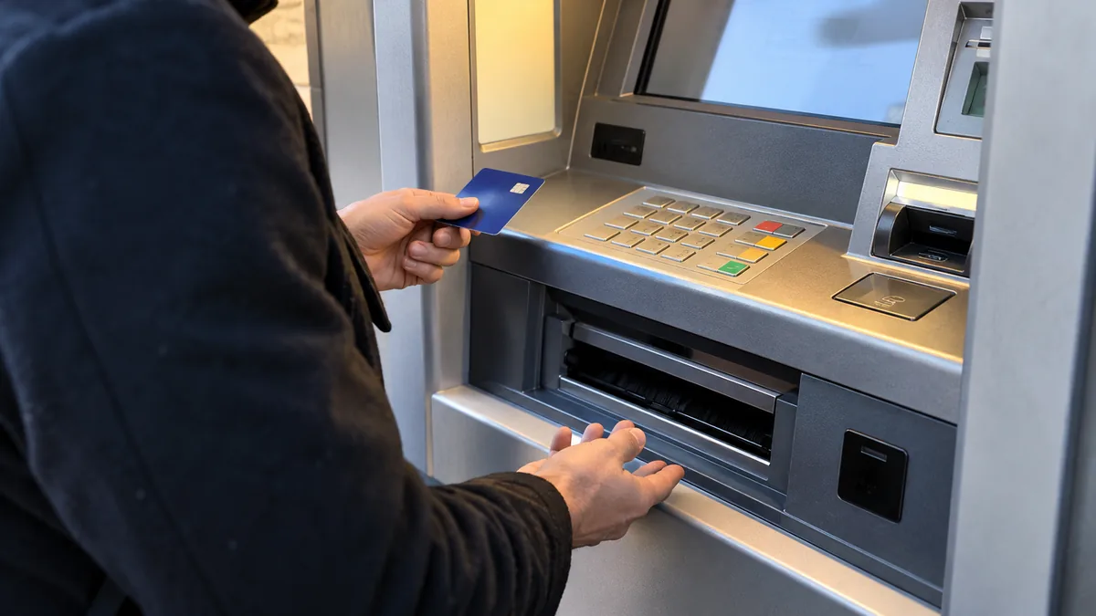 Bankamatik nakit çekme haznesini kontrol eden kişinin doğal görünümlü fotoğrafı; ATM para alıkoyma rehberi