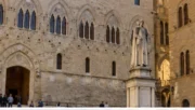 İtalya'da banka sigortacılığı ve Monte dei Paschi iş birliğini temsil eden tarihi kent merkezi