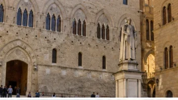 İtalya'da banka sigortacılığı ve Monte dei Paschi iş birliğini temsil eden tarihi kent merkezi