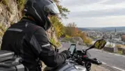 Fransa'da motosiklet surucusu, yol guvenligi icin akilli telefon uygulamasina bakiyor; temsili goruntudur.