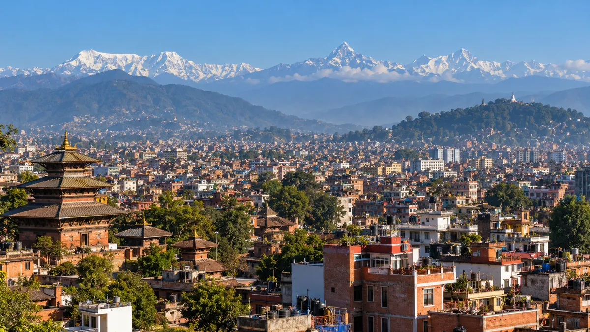 Nepal Katmandu ve Himalaya manzarası, Dünya Bankası deprem afet tahvili haberi için temsili görsel