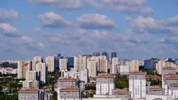 İstanbul'daki modern apartman ve konut yerleşimlerini gösteren geniş açılı gerçek fotoğraf; TOKİ kiralık konut kura sonuçları rehberi için temsili, projenin kendisi değildir