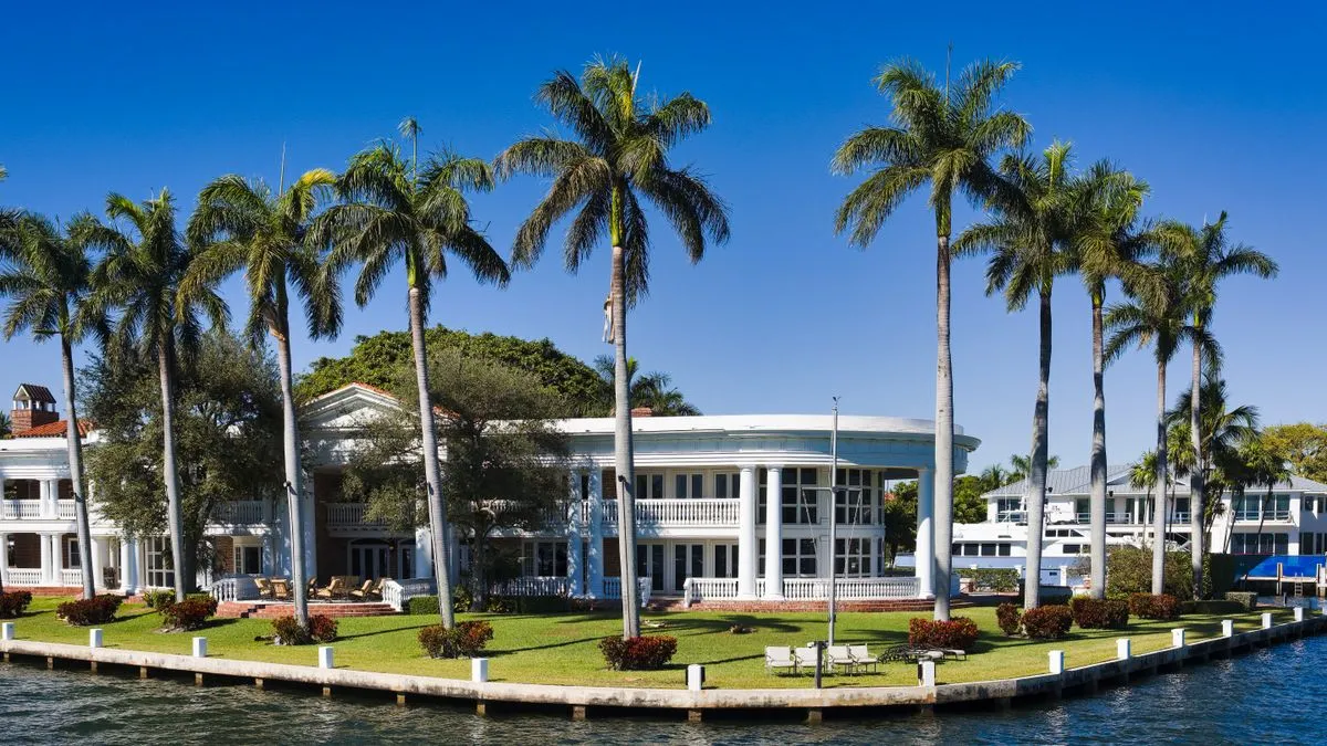 Fort Lauderdale Florida'da palmiye ağaçları arasında su kenarında yüksek değerli müstakil konut; Orion180 FlexLuxe konut sigortası için temsili fotoğraf