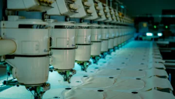 Ankara'daki bir tekstil üretim atölyesinde sırayla dizilmiş sanayi tipi dikiş makineleri, 2026 KOSGEB istihdamı koruma finansmanı rehberi için temsili fotoğraf