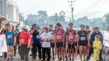 Maraton etkinliginde kosucularin baslangic cizgisindeki gorunumu; Zurich spor etkinligi start ucreti sigortasi haberi icin temsili gorsel
