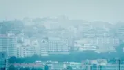 Hava kirliliği ve pus nedeniyle görüşün azaldığı Asya kent silüeti; Allianz Singapur'un hava kirliliğine bağlı sağlık gideri desteği haberi için temsili fotoğraf
