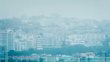 Hava kirliliği ve pus nedeniyle görüşün azaldığı Asya kent silüeti; Allianz Singapur'un hava kirliliğine bağlı sağlık gideri desteği haberi için temsili fotoğraf