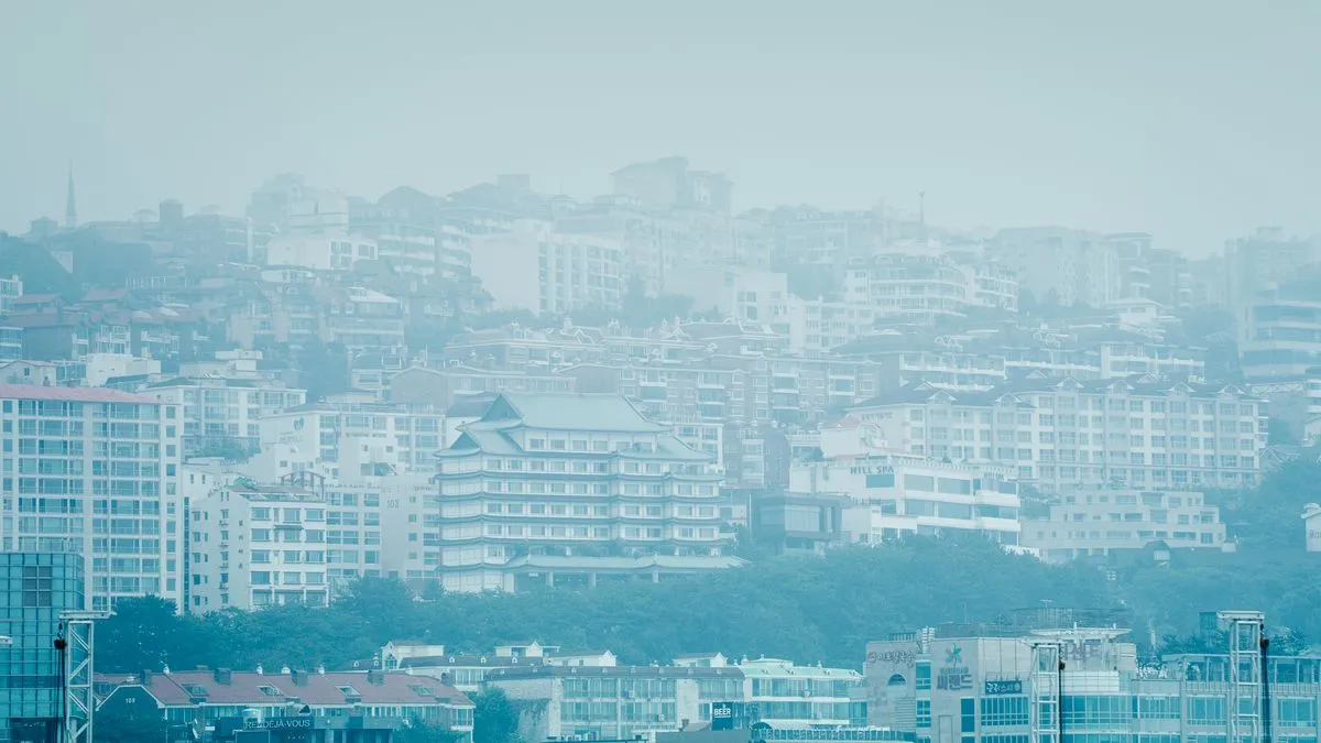 Hava kirliliği ve pus nedeniyle görüşün azaldığı Asya kent silüeti; Allianz Singapur'un hava kirliliğine bağlı sağlık gideri desteği haberi için temsili fotoğraf