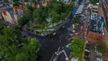 Bir şehirde taşkın sularının yükseldiği sokakların havadan çekilmiş fotoğrafı; Kanada'da sel ve orman yangını risklerini azaltmaya yönelik Intact hibe programının sel önleme konusunu temsil eder