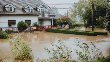 Yoğun yağışın ardından etrafı suyla çevrili konut; Neptune Flood sel sigortası mali sonuçları haberi için temsili fotoğraf