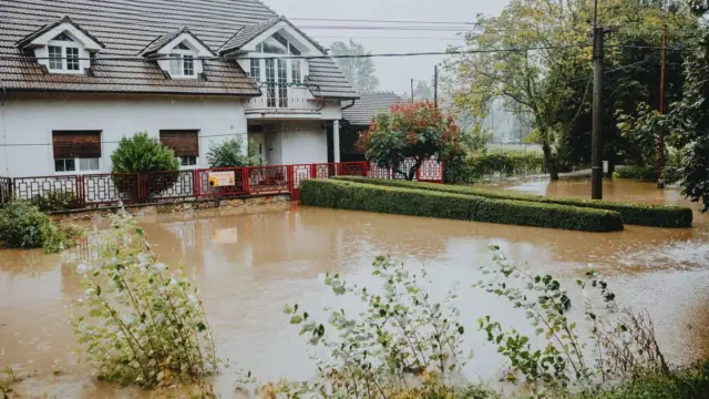 Yoğun yağışın ardından etrafı suyla çevrili konut; Neptune Flood sel sigortası mali sonuçları haberi için temsili fotoğraf