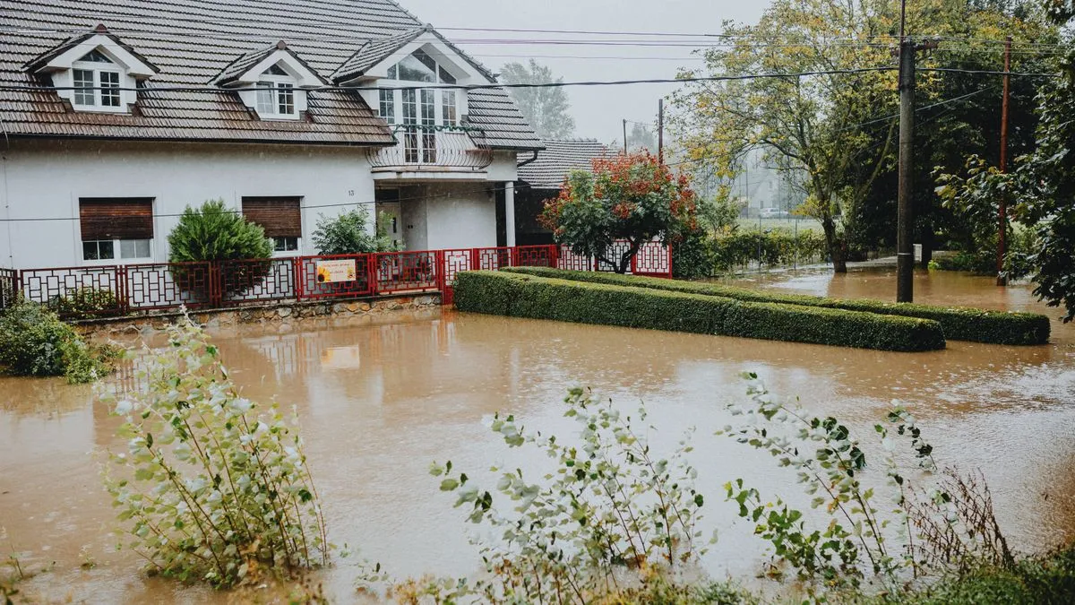 Yoğun yağışın ardından etrafı suyla çevrili konut; Neptune Flood sel sigortası mali sonuçları haberi için temsili fotoğraf