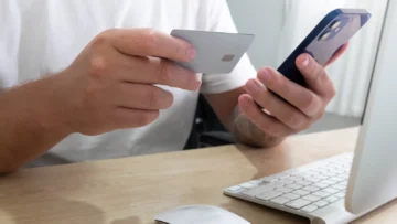 Akıllı telefon ve banka kartıyla çevrim içi para transferi yapan kişinin elleri; yanlış IBAN ile FAST ve EFT gönderimi sonrası izlenecek adımlara ilişkin temsili fotoğraf
