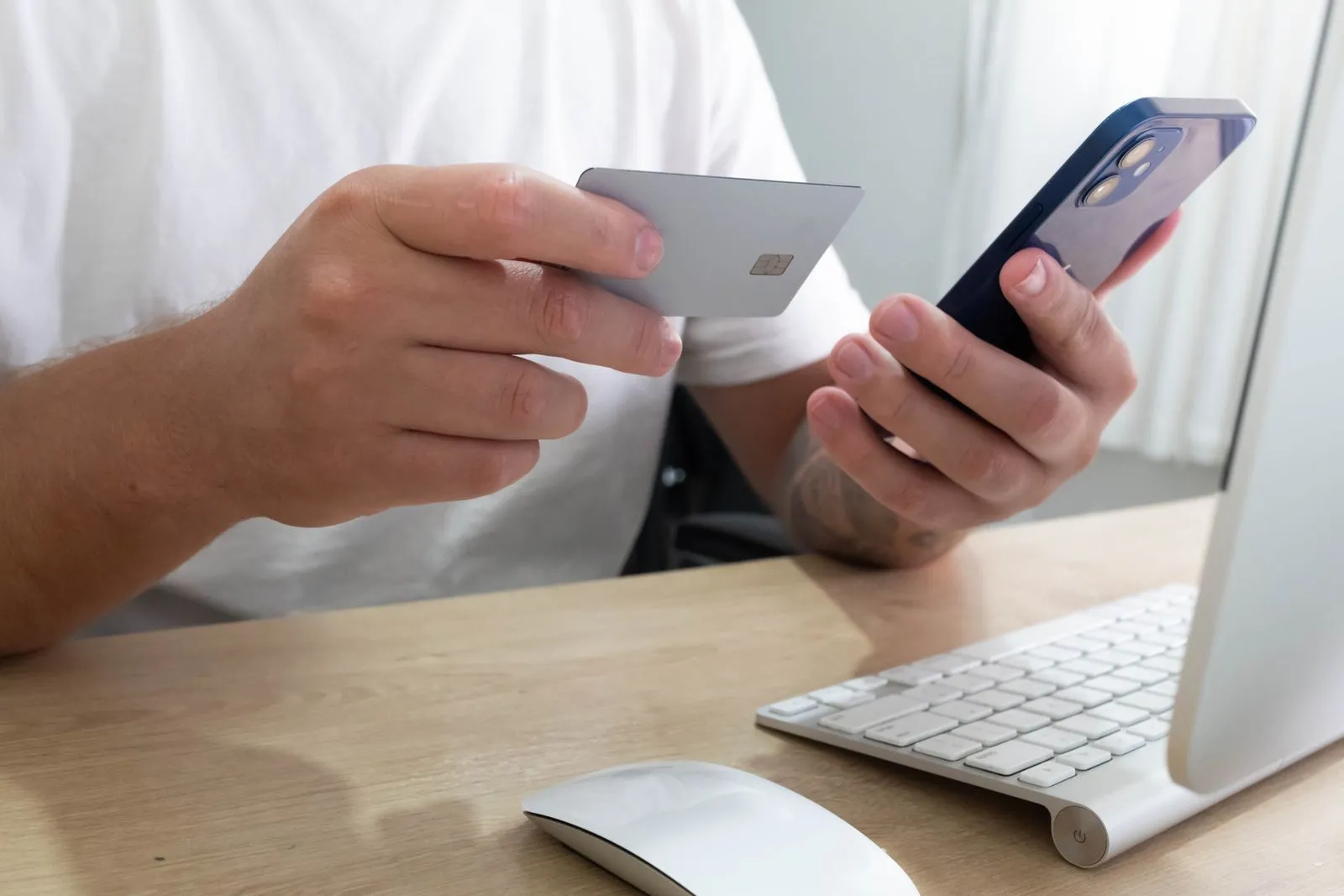 Akıllı telefon ve banka kartıyla çevrim içi para transferi yapan kişinin elleri; yanlış IBAN ile FAST ve EFT gönderimi sonrası izlenecek adımlara ilişkin temsili fotoğraf