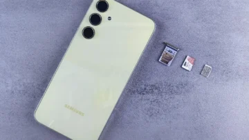 Masa üzerinde SIM kartları ve kart yuvasıyla birlikte duran akıllı telefon; e-Devlet Mobil Hat Sorgulama hizmetinin temsili görseli